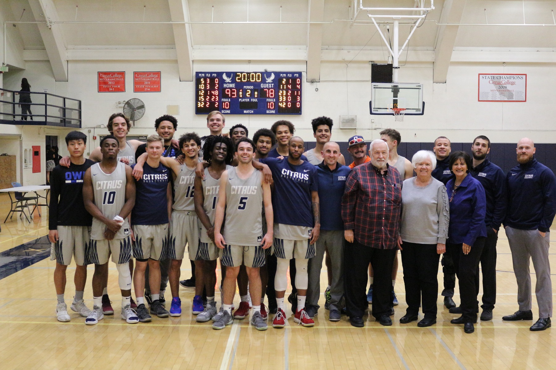 The Fighting Owls Pose For a Post-Win Photo. Image: Linnae Barber Matthews