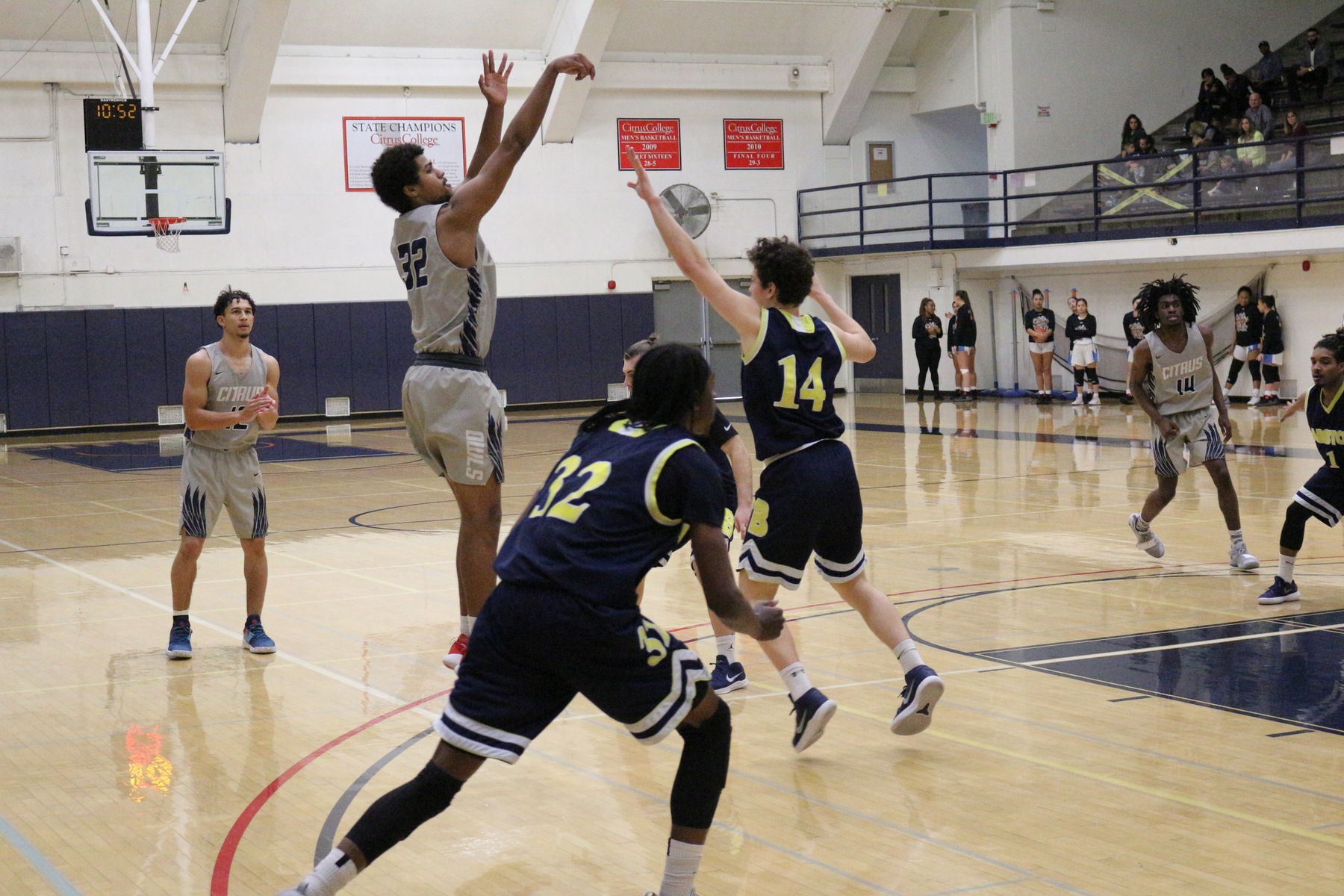 Kendal Frey shoots a jumper over his defender. Image: Richard Miranda, II
