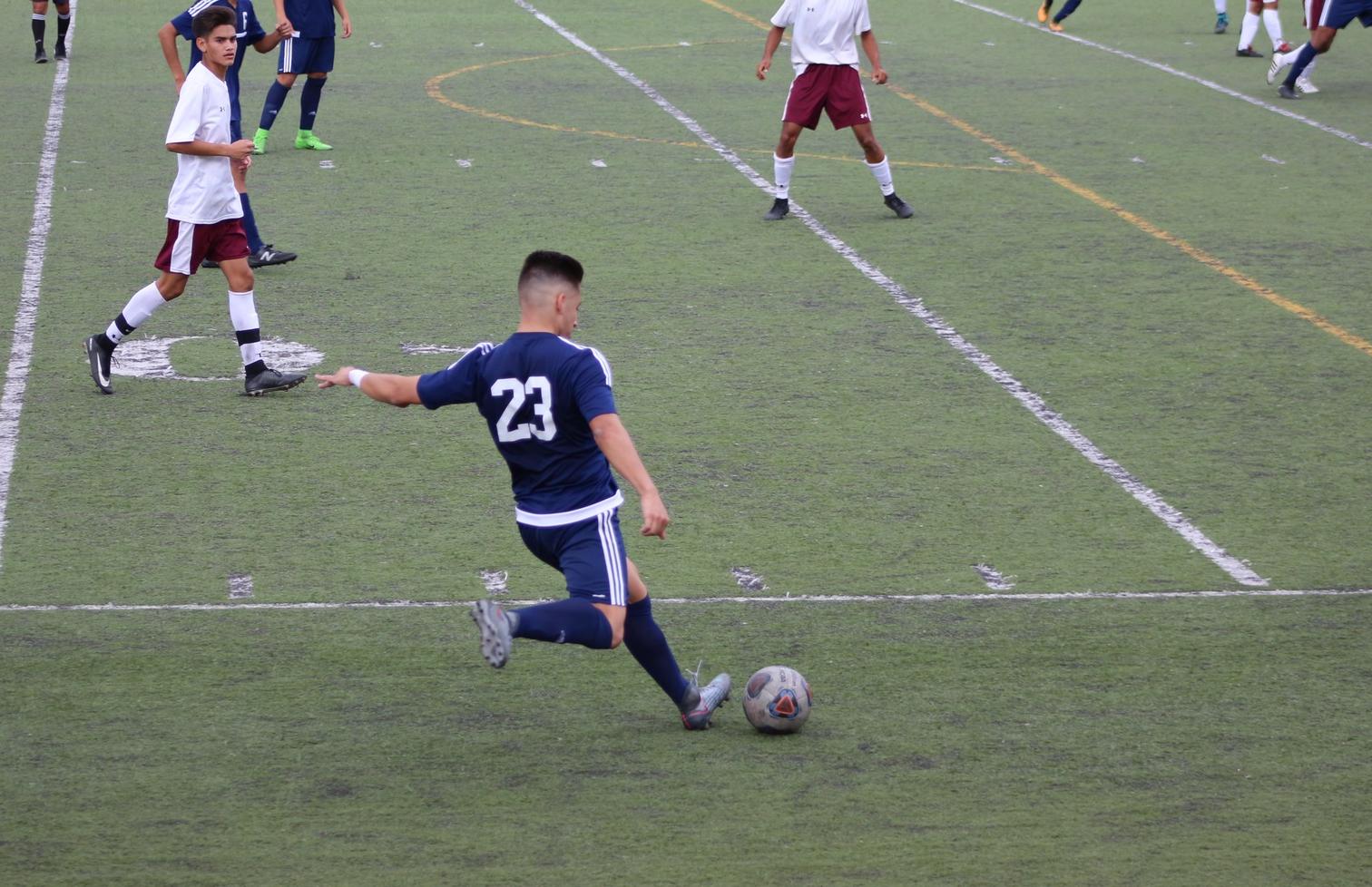 David Alas sends a cross ball from the right side.