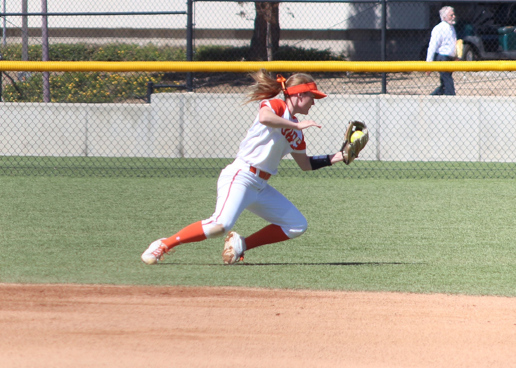 Becky Winder makes a diving catch. Image: Richard Miranda, II