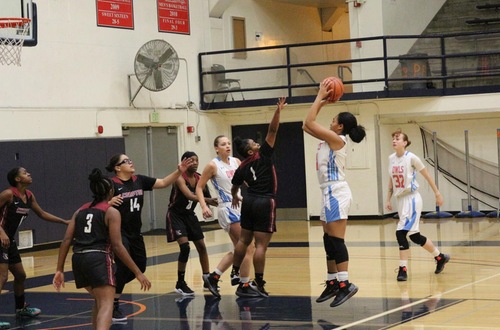 Kyannie Brown pulls up for a jumper in the lane. Image: Treyvon Watts-Hale