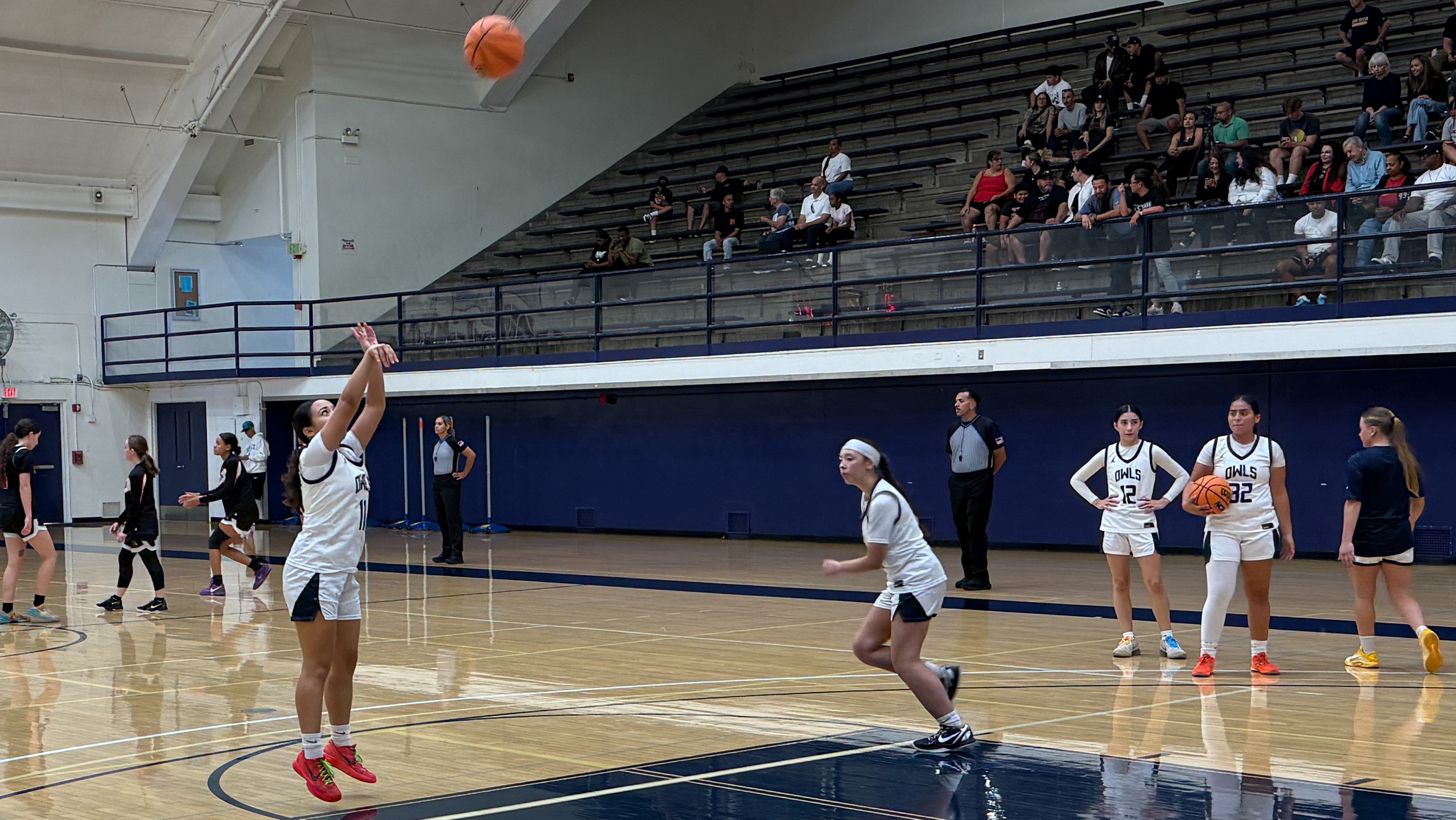 Owls&rsquo; Late Rally Falls Short in 80&ndash;72 Road Loss to Saddleback