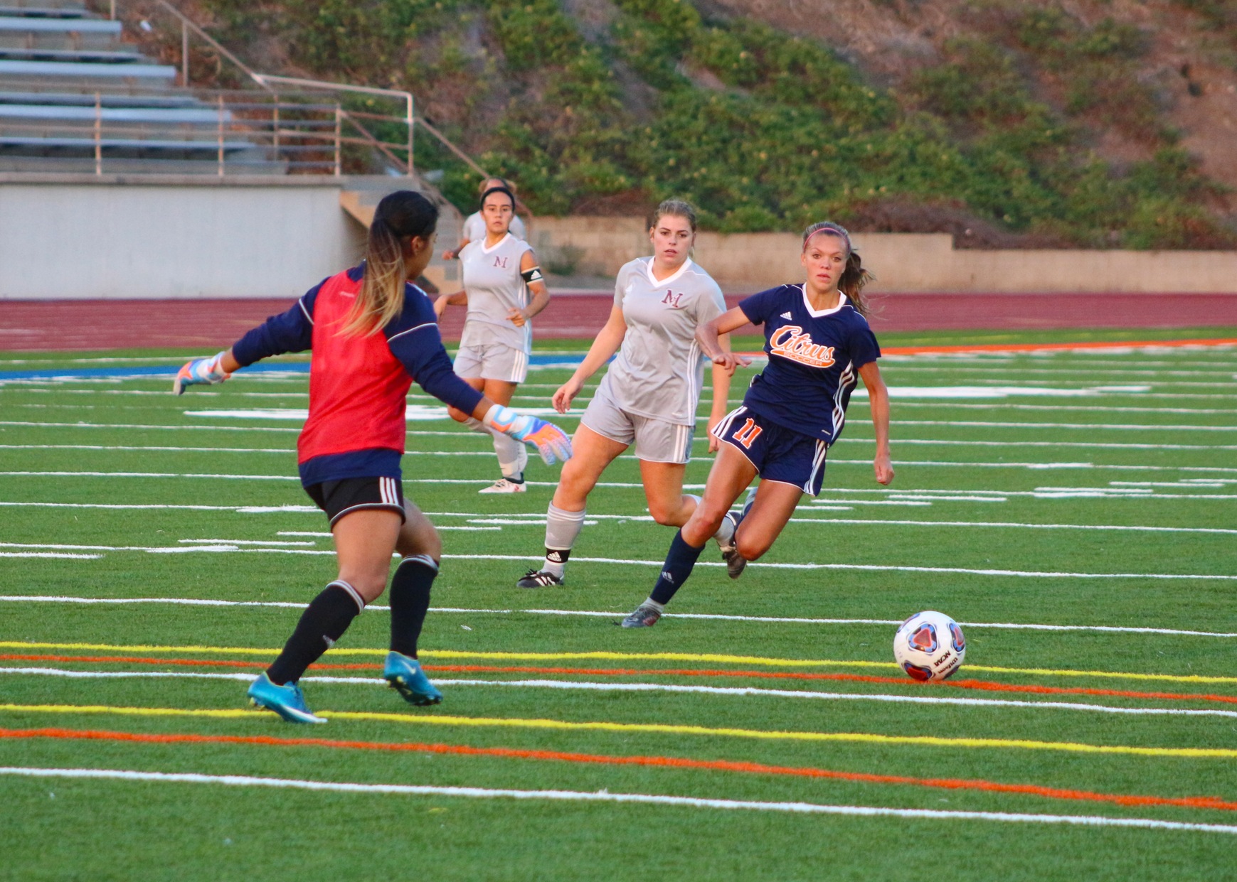 Ruth MacDonaugh pursues the ball. Image: Chris Peterson