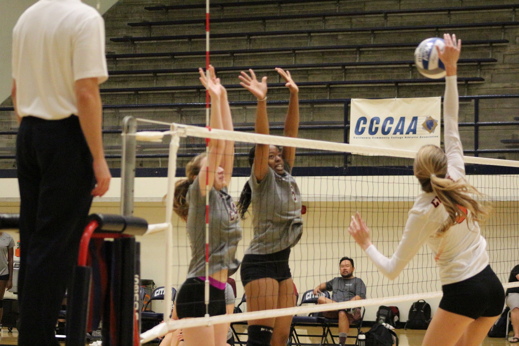 Leah Price looks to the cross court shot. Photo credit: Jesse Elrod